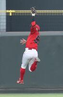 　１回、チェイビスの中飛を好捕する大盛