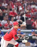 　３回、右翼線へのタイムリーを放つ中村奨（撮影・市尻達拡）