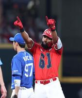 　３回、左翼線への二塁打を放ち、ベンチを指さすファビアン（撮影・市尻達拡）