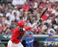 　２回、左前打を放つ羽月（撮影・市尻達拡）