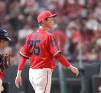 　８回の攻撃を終え、選手交代を告げる新井監督（撮影・市尻達拡）