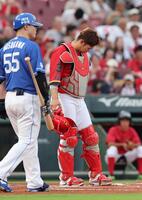 　１回、上林の二盗時に二塁へ悪送球し、うつむく坂倉（撮影・市尻達拡）