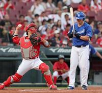 　１回、上林の二盗時に二塁へ悪送球する坂倉（撮影・市尻達拡）