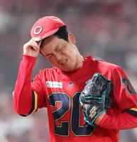 　８回、細川にソロを許し、顔をしかめる栗林（撮影・市尻達拡）