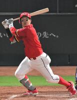 　３回、小園が左犠飛を放つ