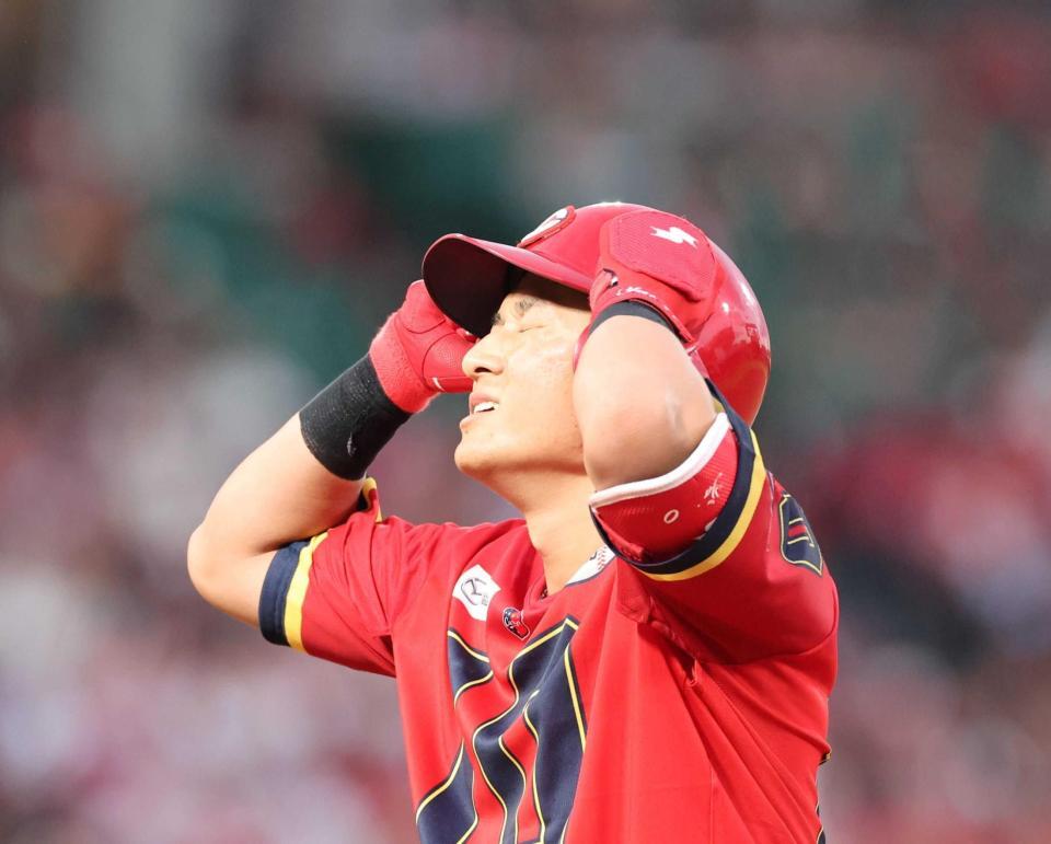 　２回、右前に先制打を放ち、喜びをかみしめる佐々木（撮影・市尻達拡）