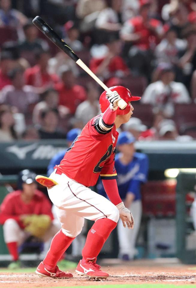 　５回、左前打を放つ羽月（撮影・市尻達拡）