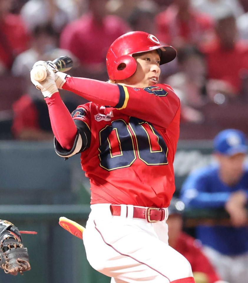 　３回、右前打を放つ羽月（撮影・市尻達拡）