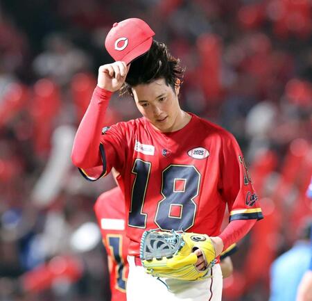 　７回を投げ終え、帽子を取ってベンチに戻る森下（撮影・市尻達拡）