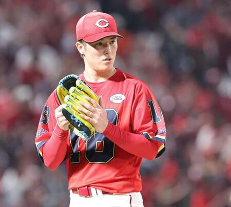 　４回、岡林を二直併殺打に打ち取り、グラブをたたく森下（撮影・市尻達拡）