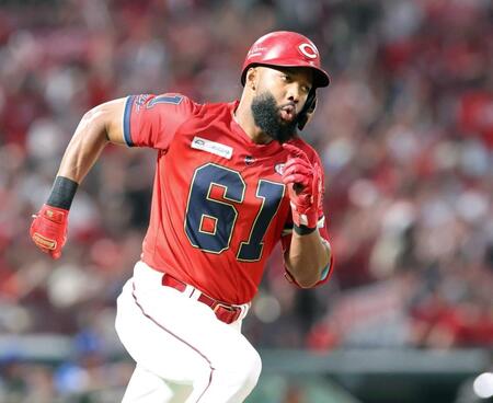 　激走し今季２７本目の二塁打としたファビアン