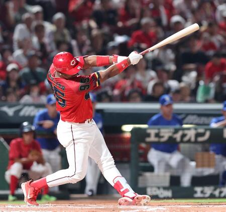 　６回、左前打を放つモンテロ（撮影・市尻達拡）