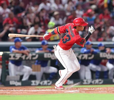 　３回、左前タイムリーを放つ前川（撮影・市尻達拡）