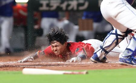　３回、モンテロの左越え２点タイムリー二塁打で本塁へ滑り込む前川（撮影・市尻達拡）