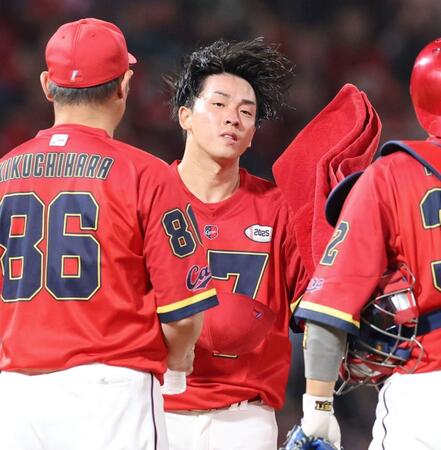 　６回、ピンチを招き、汗をぬぐう常広（撮影・市尻達拡）