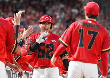 　３回、２ランを放ち、常広（１７）らに迎えられる末包