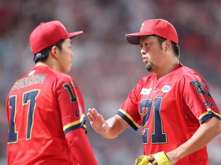 　６回、細川を打ち取り、常広とタッチを交わす中崎（撮影・市尻達拡）