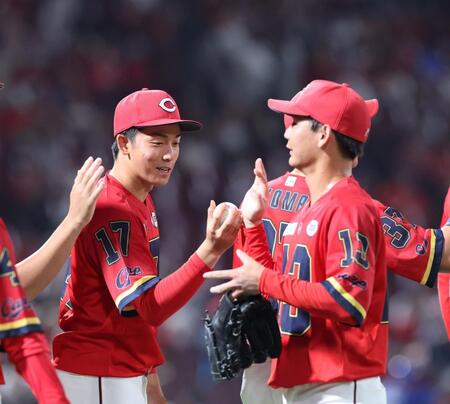 　今季初勝利を手にし、ウイニングボールを森浦から手渡される常広（撮影・市尻達拡）