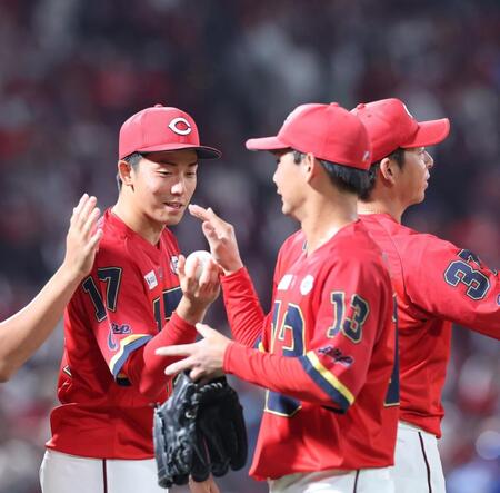 【写真】アメフトの試合みたい!大きな番号で向き合って力感あふれる末包とモンテロ