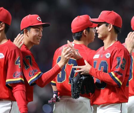 　中日に勝利し、森浦（右）からウイニングボールを受け取る常広