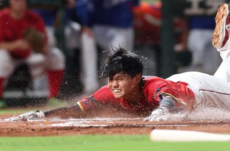 　３回、モンテロの左越え２点タイムリー二塁打で本塁へ滑り込む前川（撮影・市尻達拡）