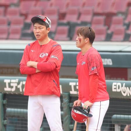 　練習中に、新井監督の話を聞く小園（撮影・市尻達拡）