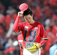 　７回を投げ終え、帽子を取ってベンチに戻る森下（撮影・市尻達拡）