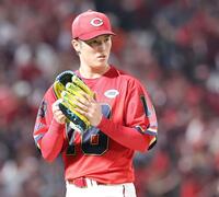 　４回、岡林を二直併殺打に打ち取り、グラブをたたく森下（撮影・市尻達拡）