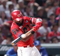 　３回、左翼線への二塁打を放つファビアン（撮影・市尻達拡）