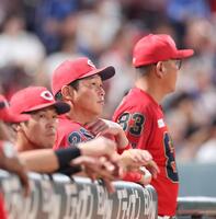 　８回、スコアボードを見つめる新井監督（撮影・市尻達拡）