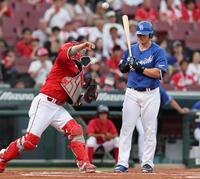 　１回、上林の二盗時に二塁へ悪送球する坂倉（撮影・市尻達拡）