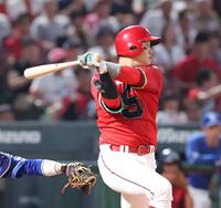 　３回、左犠飛を放つ小園（撮影・市尻達拡）