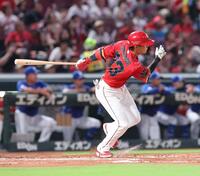 　３回、左前タイムリーを放つ前川（撮影・市尻達拡）