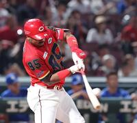 　３回、左越え２点タイムリー二塁打を放つモンテロ（撮影・市尻達拡）