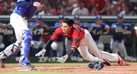 　３回、モンテロの左越え２点タイムリー二塁打で、本塁へ滑り込む前川（撮影・市尻達拡）