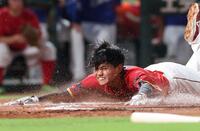 　３回、モンテロの左越え２点タイムリー二塁打で本塁へ滑り込む前川（撮影・市尻達拡）