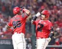 　３回、左越え２ランを放ち、モンテロとタッチを交わす末包（撮影・市尻達拡）