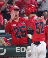 　３回、２ランを放った末包（右）を迎える新井監督