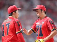 　６回、細川を打ち取り、常広とタッチを交わす中崎（撮影・市尻達拡）