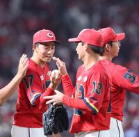 　今季初勝利を手にし、ウイニングボールを森浦から手渡される常広（撮影・市尻達拡）