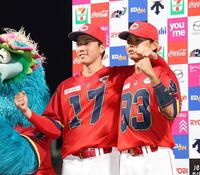 　お立ち台でポーズを決める常広（左）と前川（撮影・市尻達拡）