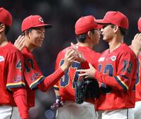 　中日に勝利し、森浦（右）からウイニングボールを受け取る常広