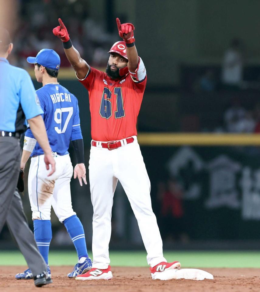 　３回、左翼線への二塁打を放ち、ベンチを指さすファビアン