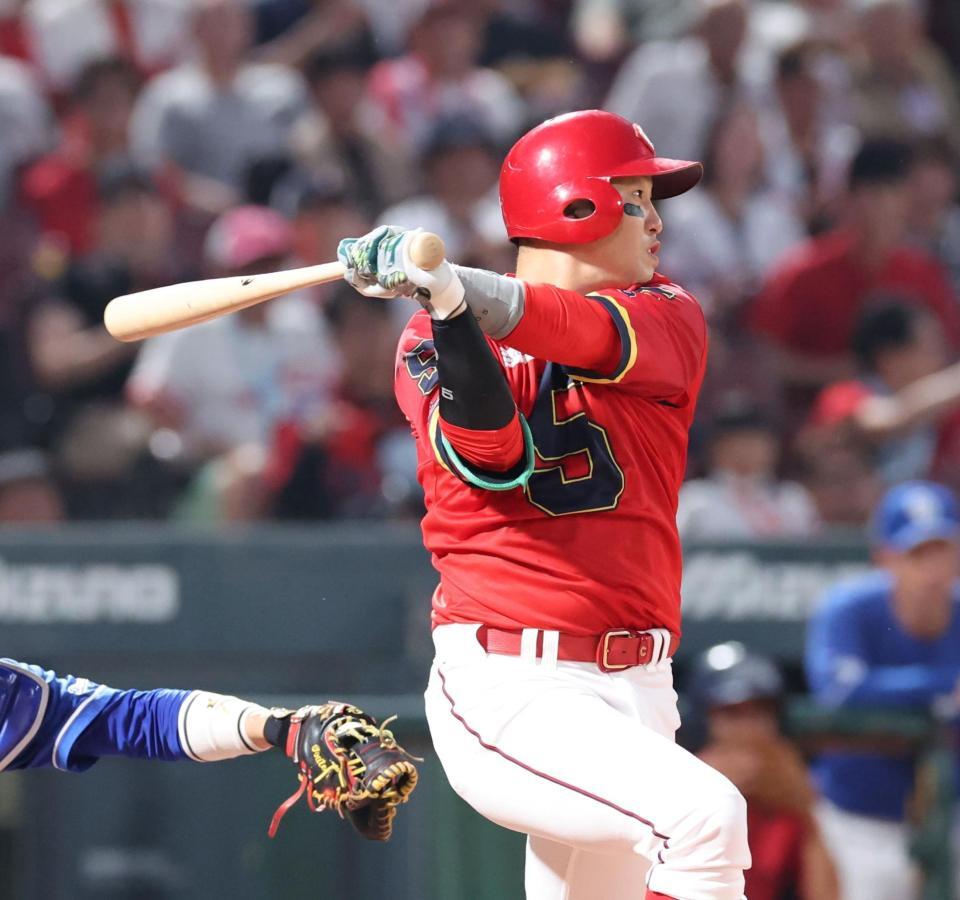 　３回、左犠飛を放つ小園（撮影・市尻達拡）