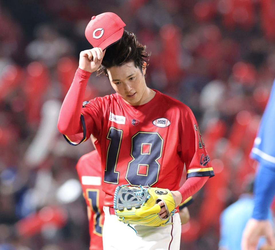 　７回を投げ終え、帽子を取ってベンチに戻る森下＝２３日