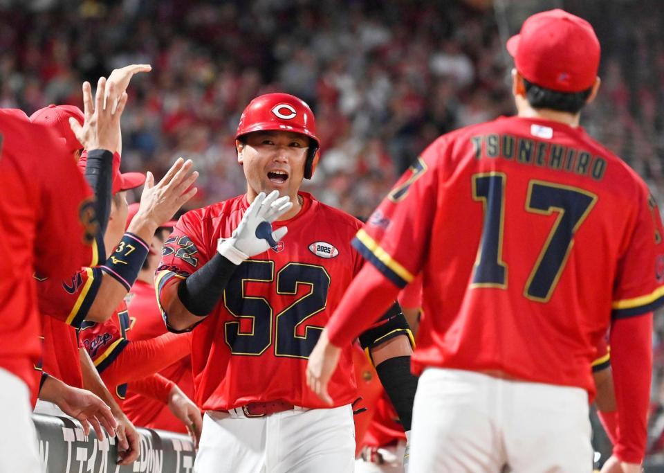 　３回、２ランを放ち、常広（１７）らに迎えられる末包