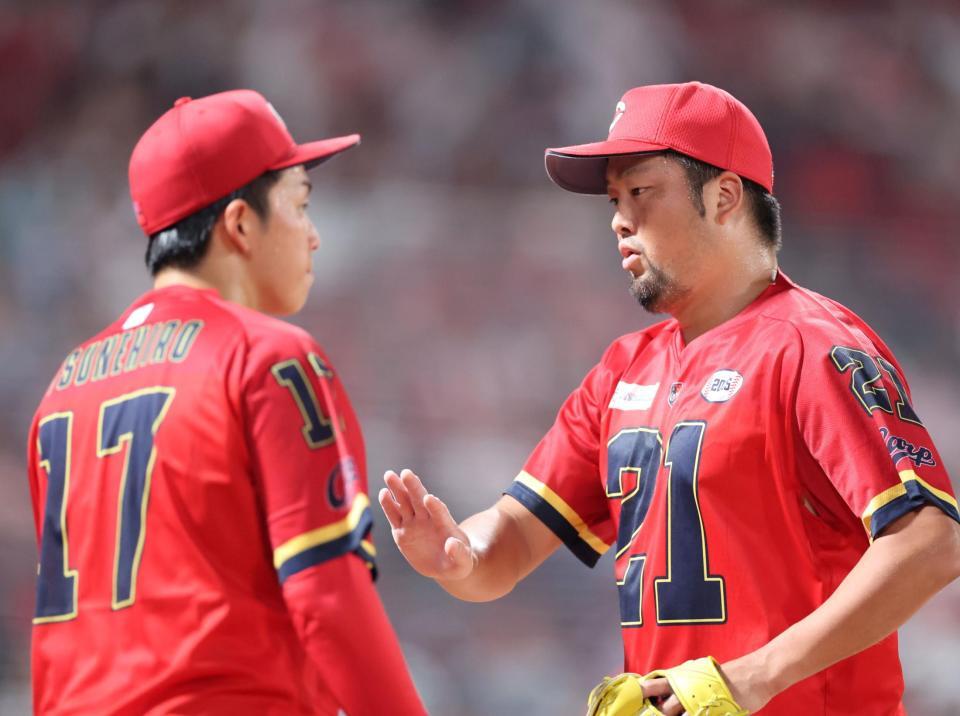 　６回、細川を打ち取り、常広とタッチを交わす中崎（撮影・市尻達拡）