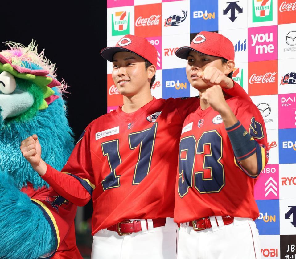 　お立ち台でポーズを決める常広（左）と前川（撮影・市尻達拡）