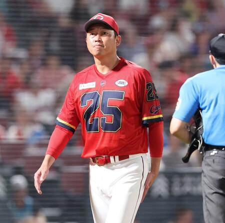 　６回、常広が失点した直後、投手交代を告げる新井監督（撮影・市尻達拡）