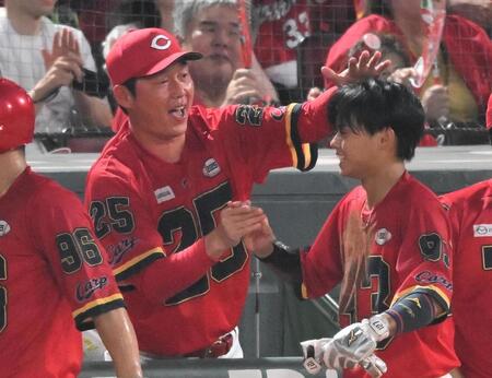 　３回、モンテロの２点適時打で生還した前川を迎える新井監督